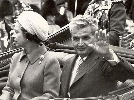 Regina Elisabeta a II-a s-a pitit după un tufiş pentru a evita o discuţie cu Ceauşescu