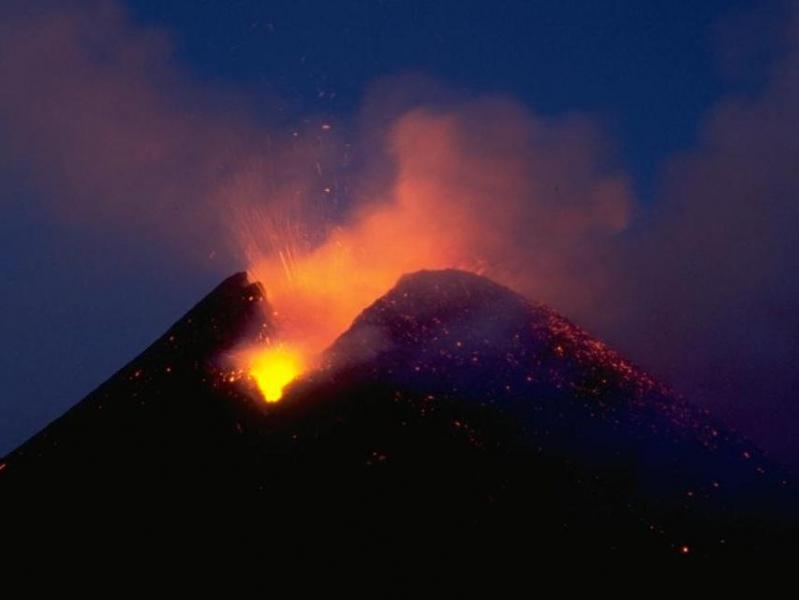 Etna a erupt din nou: Aeroportul din Catania, închis temporar