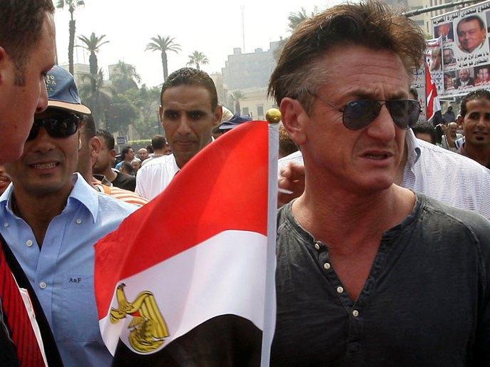Actorul american Sean Penn a protestat alături de miile de egipteni în Piaţa Tahrir