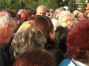 Sute de pensionari s-au călcat în picioare pentru mâncare la Drobeta Turnu Severin