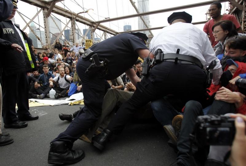Protestele din New York se amplifică. Poliţiştii au arestat sute de manifestanţi care au blocat podul Brooklyn
