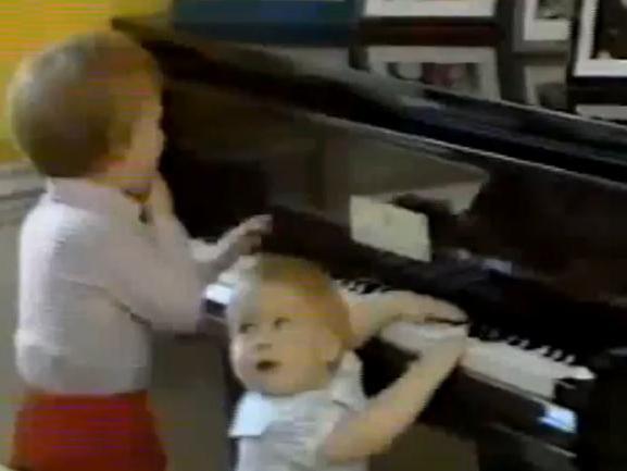 Prinţii William şi Harry, concert inedit la pian! (VIDEO)