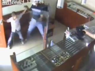 Un puşti în vârstă de 12 ani a împiedicat un jaf armat într-un magazin de bijuterii din Turcia (VIDEO)