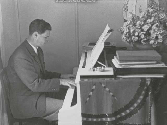 "Muzica Regelui". La 90 de ani, viaţa şi muzica Regelui Mihai sunt condensate şi gravate pe un compact-disc