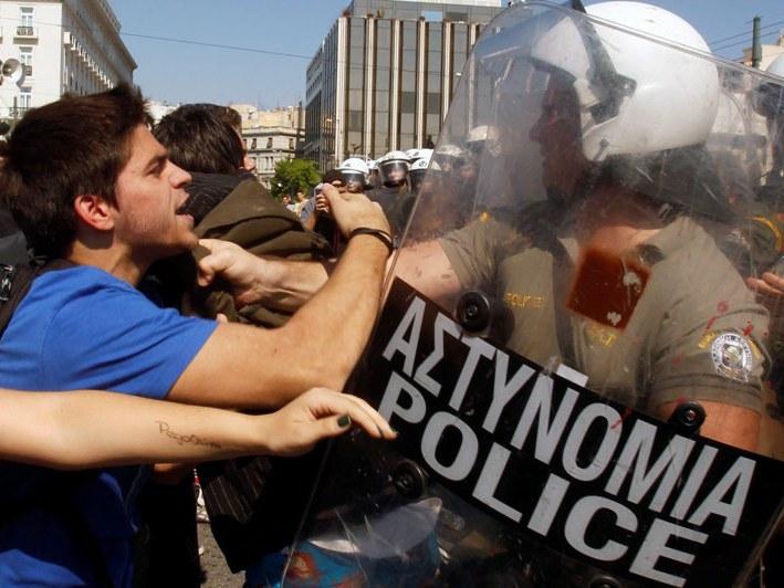 Grecia, blocată de o nouă grevă generală. O zi fără transporturi aeriene, feroviare şi maritime
