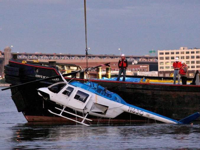 Un mort şi trei răniţi, după prăbuşirea unui elicopter în East River, la New York