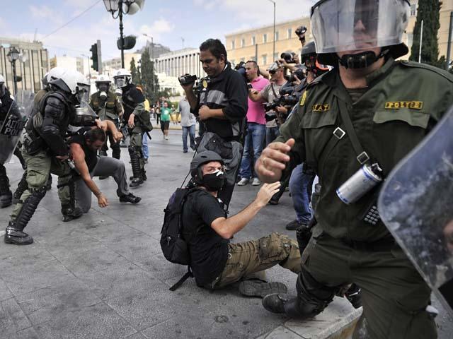 Violenţe în Grecia. Poliţia a lovit şi jurnalişti