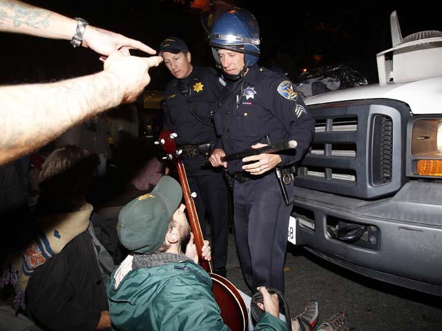 Preţul protestelor de pe Wall Street: un poliţist a împărţit cu dărnicie bastoane în stânga şi-n dreapta (VIDEO)