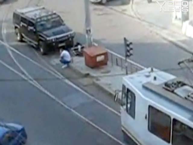 Un ghiolban de Bucureşti şi-a parcat "monstrul" Hummer pe linia de tramvai (VIDEO)