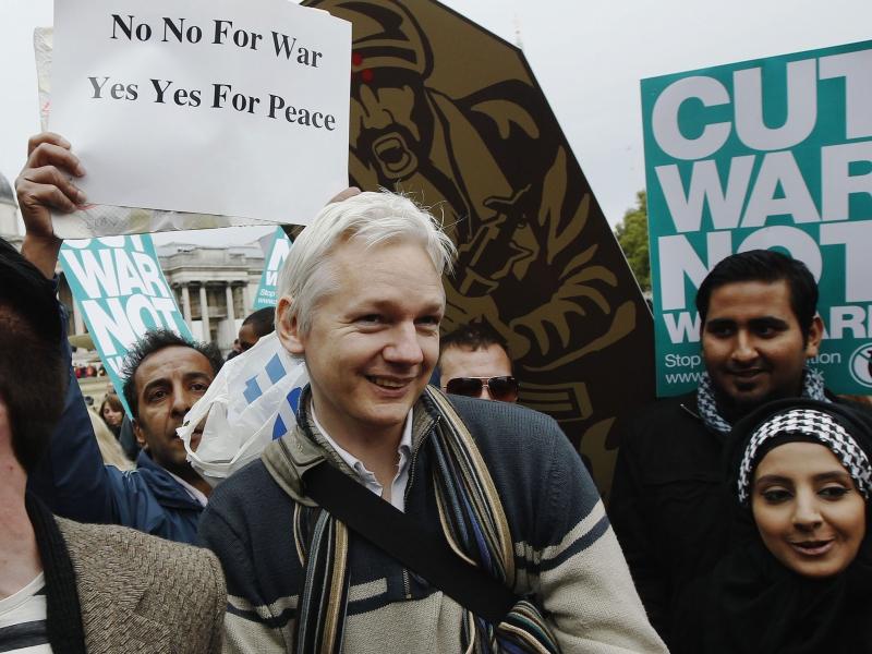 Julian Assange, la o manifestaţie împotriva războiului din Afganistan: "Jurnaliştii sunt criminali de război"