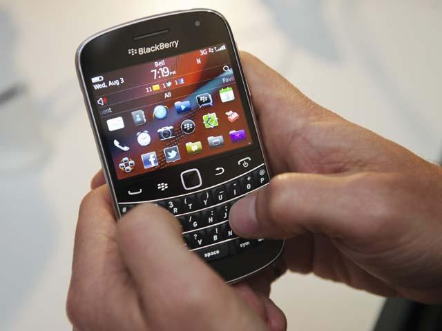 Milioane de utilizatori de BlackBerry nu mai pot trimite emailuri sau mesaje BBM