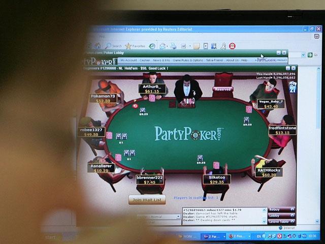 Dacă joci poker pe site-uri din „afară” rişti doi ani de închisoare. Vezi câţi români pariază online