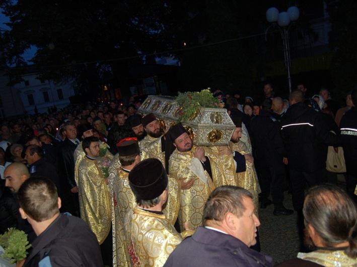 Moaştele Sfintei Parascheva au fost scoase în curtea Catedralei Mitropolitane din Iaşi
