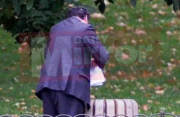 Mâna dreaptă a premierului britanic prins aruncând documente SECRETE în coşurile de gunoi din parc