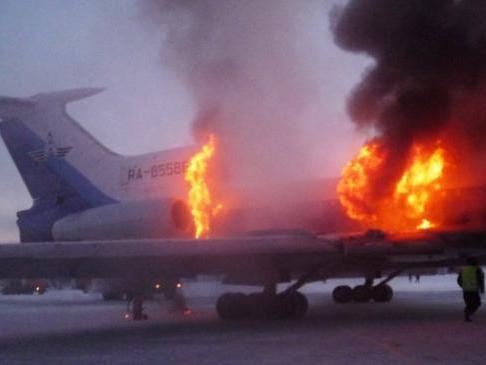 Un avion cu 67 de pasageri la bord a luat foc în Siberia