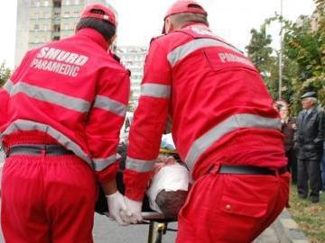 Accident grav în Bacău: Cinci persoane aflate pe trotuar au fost lovite de o maşină