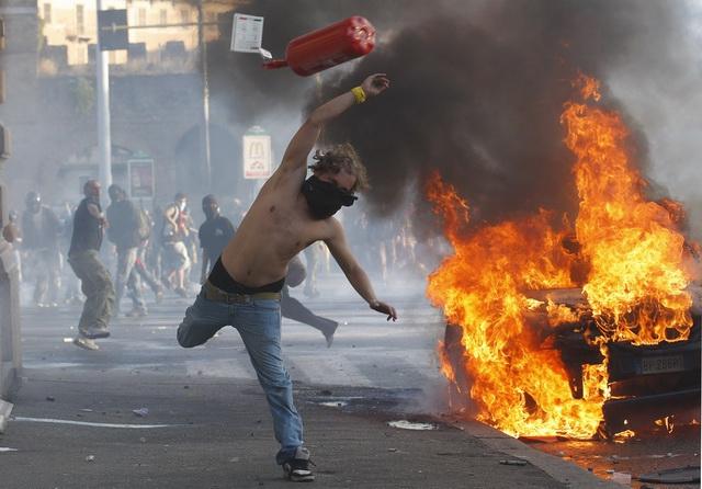Bănci atacate şi maşini incendiate în centrul Romei, în timpul manifestaţiei "indignaţilor"