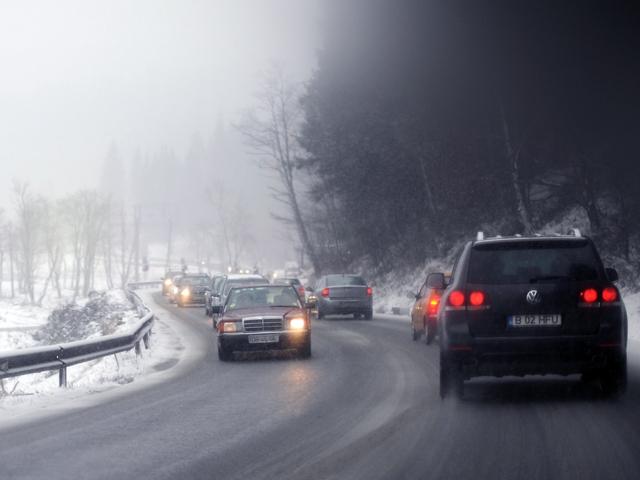 Ninsoarea afectează traficul pe Valea Prahovei, la Cheia şi în Harghita