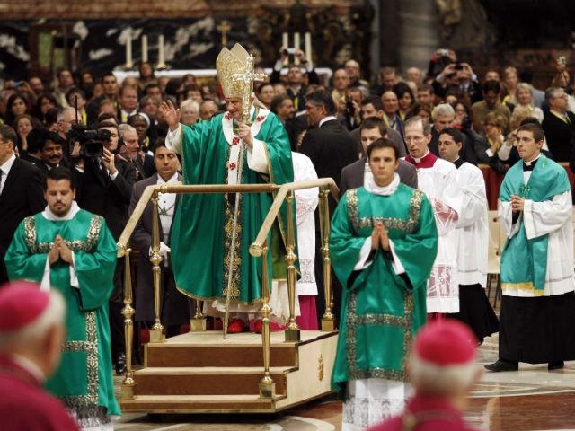 Papa a oficiat Liturghia duminicală cu ajutorul unei platforme mobile