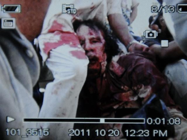 Primele imagini cu trupul neînsufleţit al lui Gaddafi (LIVE VIDEO AL JAZEERA)