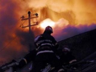 Incendiu la acoperişul unui bloc din Sibiu: peste 20 de familii au fost evacuate