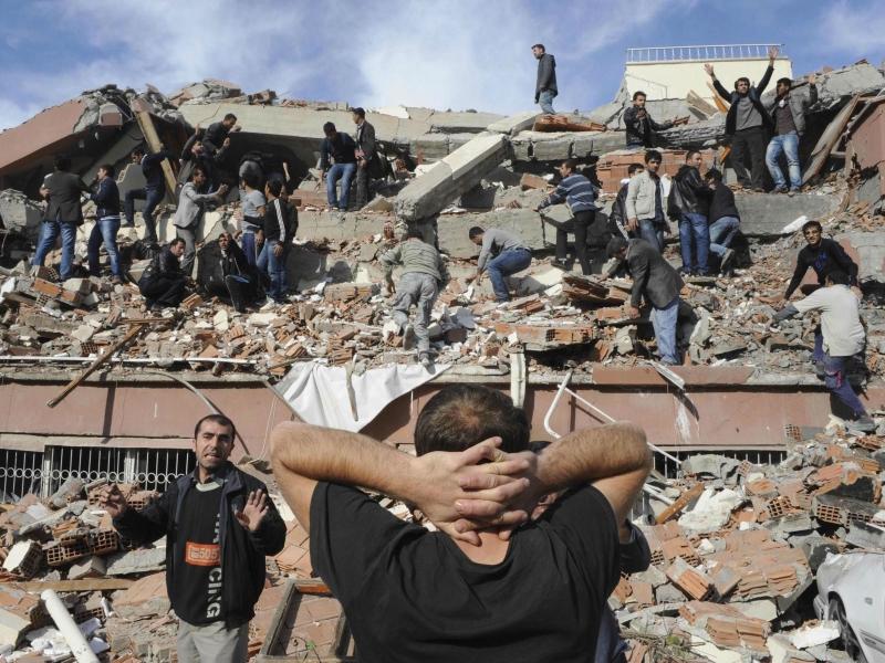 Cutremur de 7,2 grade în estul Turciei. Primele rapoarte indică un număr de 1000 de morţi (VIDEO)