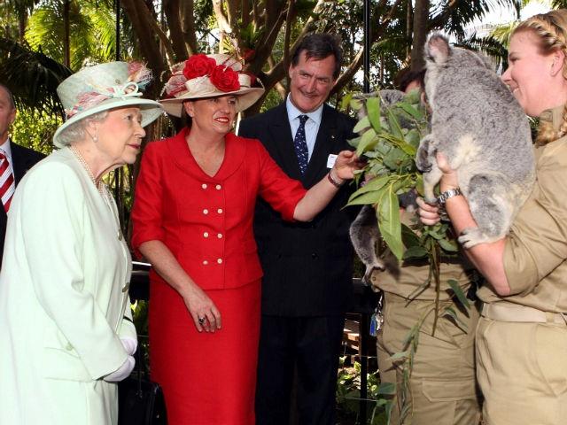 Un australian şi-a dat jos pantalonii în faţa Reginei Marii Britanii