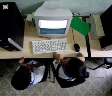Românii habar n-au ce fac copiii lor pe Internet. Vezi recomandările specialiştilor