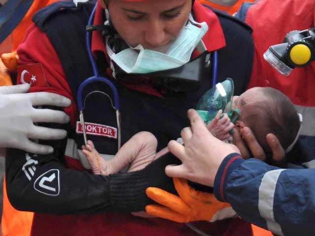 Miracol în Turcia: Un bebeluş de două săptămâni, salvat de sub dărâmături (VIDEO)