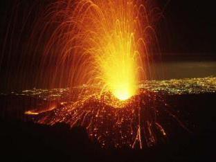 Vulcanul Etna a erupt din nou: Aeroportul din Catania a fost închis