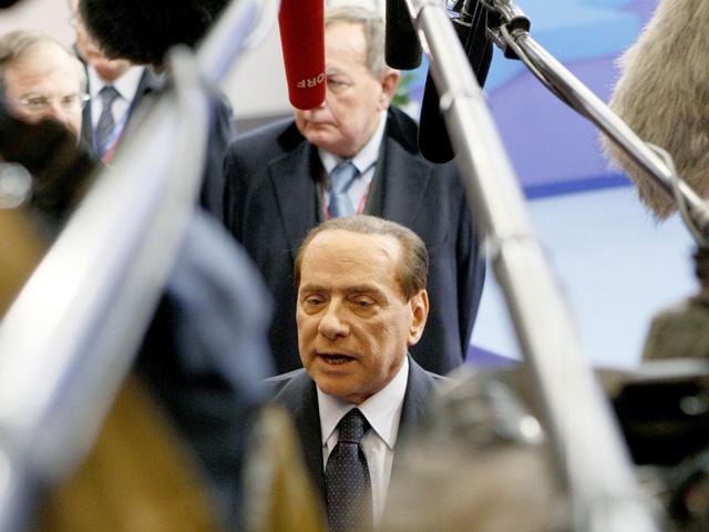 Berlusconi se joacă de-a demisia