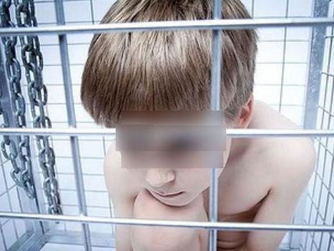 Caz incredibil în SUA: Copii băgaţi în cuşti de animale chiar de propria mamă!
