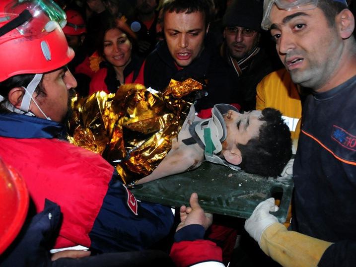 Turcia: Băieţel de 10 ani, salvat după 54 de ore petrecute sub dărâmături!
