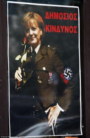 Angela Merkel îmbrăcată în uniformă nazistă: grecii consideră că Germania îi invadează încă o dată