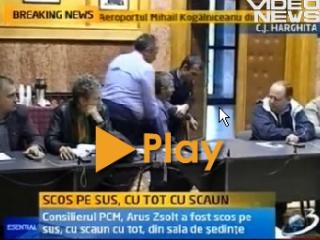 Caz incredibil în Harghita: un consilier local a fost scos afară, cu tot cu scaun, din sala de şedinţă a CJ (VIDEO)