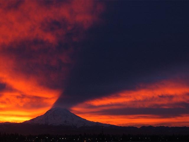 O fotografie spectaculoasă creează senzaţia că un munte erupe. Vezi de ce