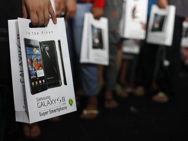 Samsung a vândut, în trei luni, cu peste 10 milioane de smartphone-uri mai mult decât Apple