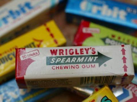 The Telegraph: Românii fură gumă de mestecat din Marea Britanie ca s-o dea rest în magazinele de acasă