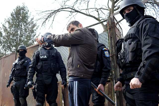Alba-neagra cu interlopii. România – o ţară sigură pentru Poliţia Română, un cuib de clanuri pentru SRI