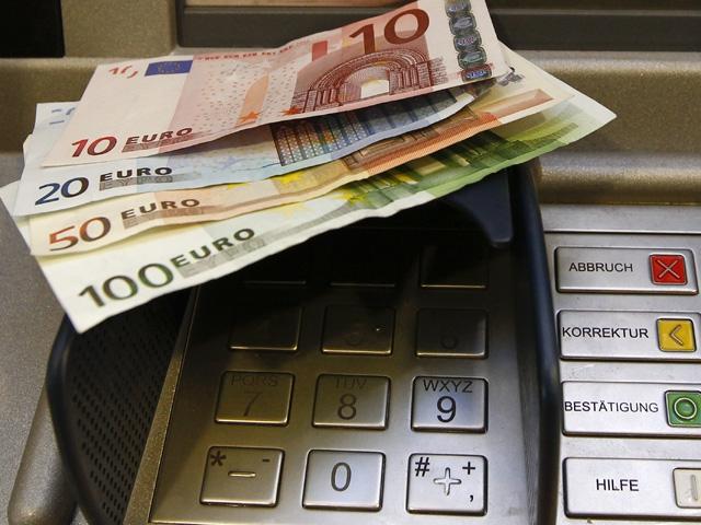 Băncile au început să scoată bani din ţară. Vezi cu cât a scăzut rezerva valutară a României în luna octombrie