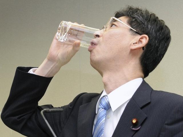 Oficial japonez bea apă de Fukushima ca să demonstreze succesul decontaminării
