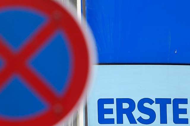 Şefii Erste “au umflat” artificial în scripte situaţia băncii pentru a încasa bonusuri mari
