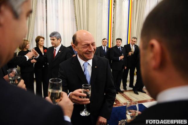 Băsescu petrece cu PDL la Vila Lac 1. Mâine, preşedintele împlineşte 60 de ani