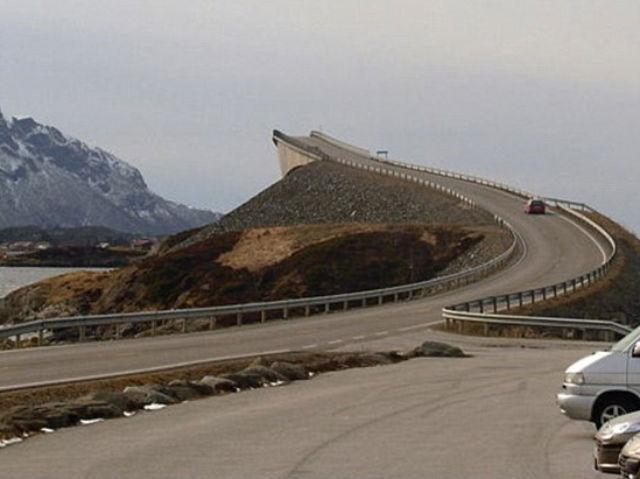 Drumul spre nicăieri...Un pod norvegian transformat în atracţie turistică (VIDEO + GALERIE FOTO)