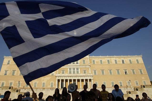 Grecia cedează presiunilor UE şi renunţă oficial la referendum