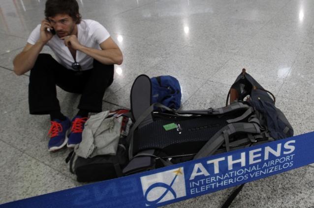 Operaţiunea „Scapă cine poate”: Grecii scot banii din ţară cu... valizele