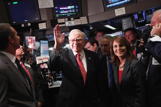 Roubini anunţă sfârşitul lumii, Buffet profită de preţurile mici şi cumpără masiv acţiuni