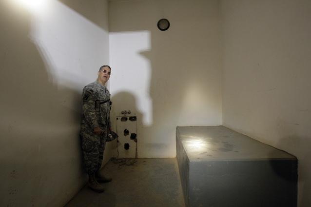 Closetul din celula lui Saddam Hussein, obiect de muzeu în Statele Unite
