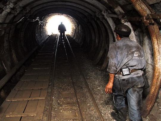 Accident la mina Lupoaia: Un bărbat a murit, după ce o grindă s-a prăbuşit peste el