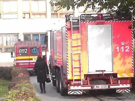 Elevii Liceului "Alexandru Ioan Cuza" din Iaşi, evacuaţi din cauza unui incendiu